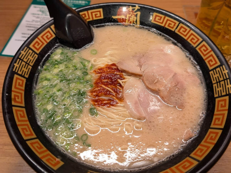 Tonkotsu ramen s plátky vepřového masa chashu.