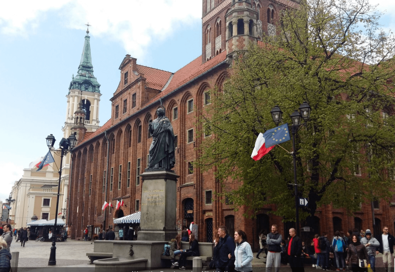 Náměstí v Toruńi se sochou Mikuláše Kopernika