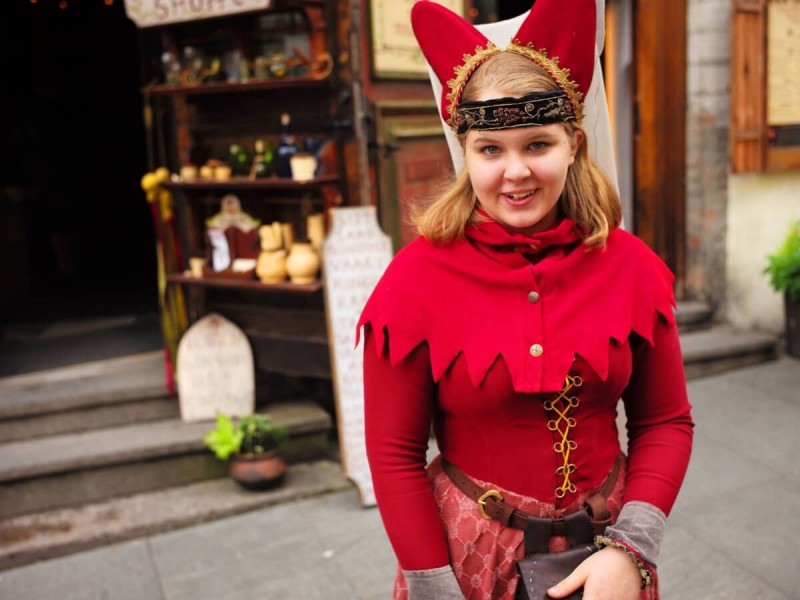Dívka v červeném tradičním oděvu.