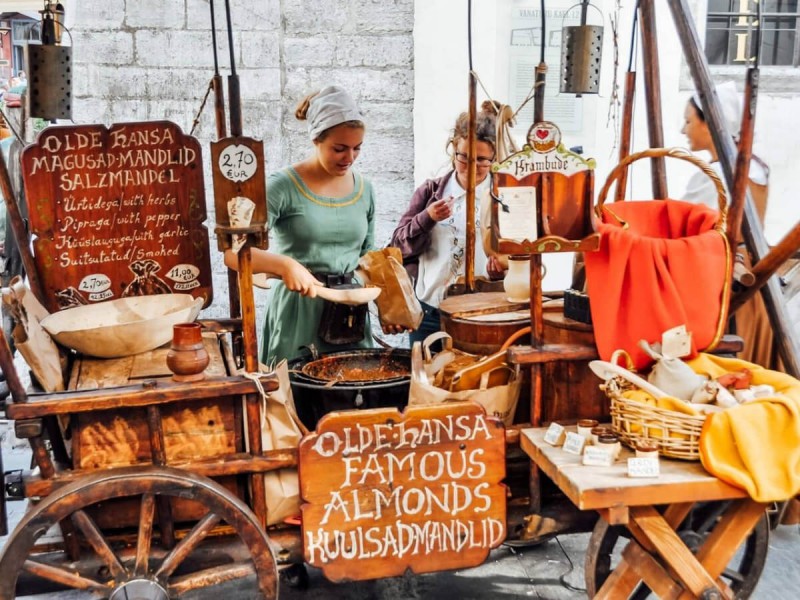 Stánek s tradičními výrobky a praženými mandlemi.