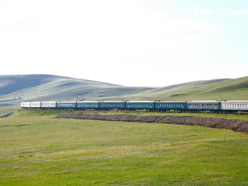 Vlak v přírodě jedoucí po Transsibiřské magistrále.
