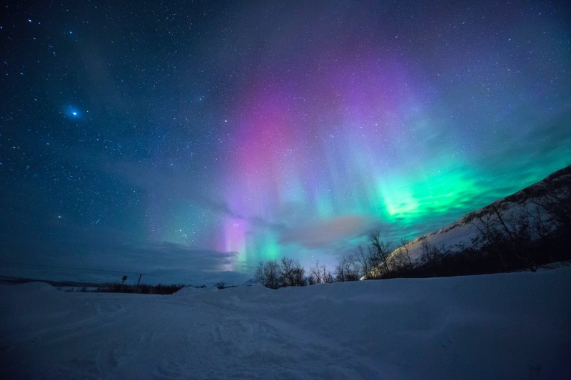 Barevná polární záře v Tromsø, Norsko.