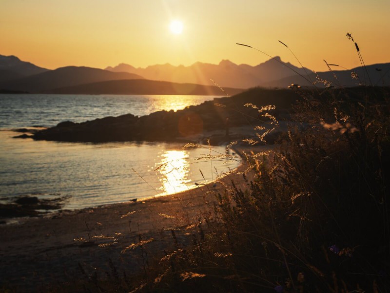 Západ slunce na pláži v Tromsø.