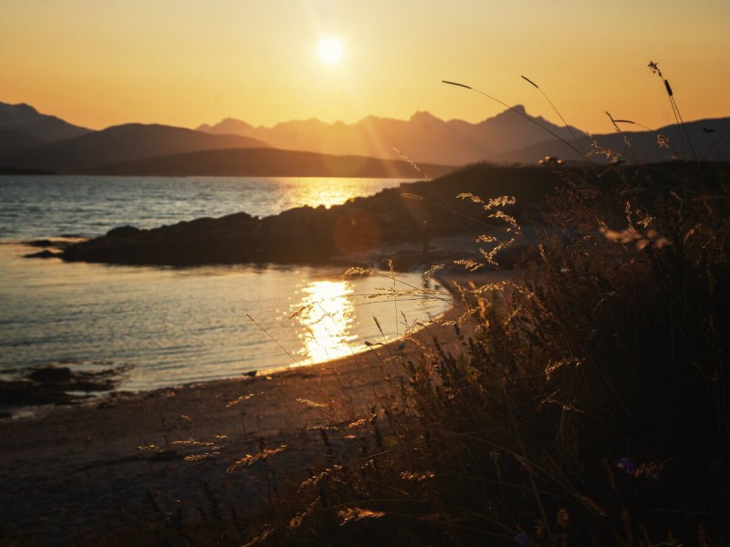Západ slunce na pláži v Tromsø.