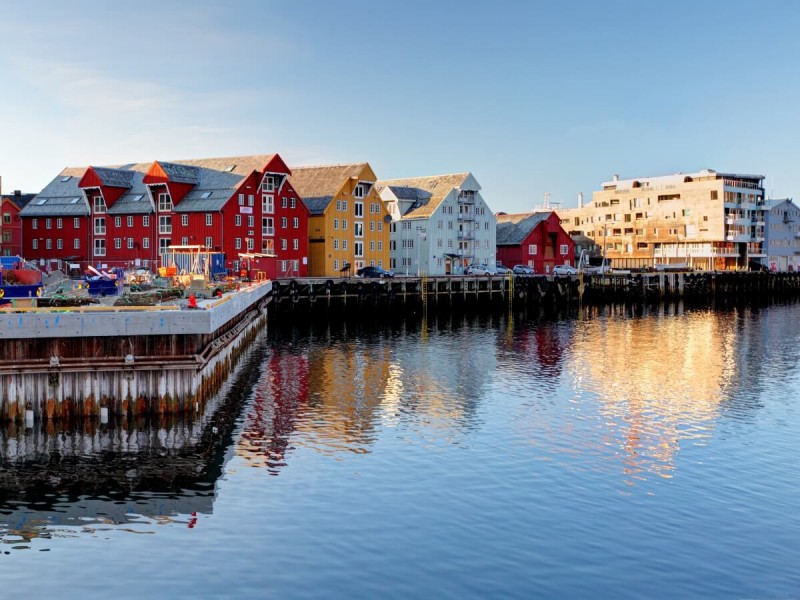 Přístav a barevné domky ve městě Tromsø.