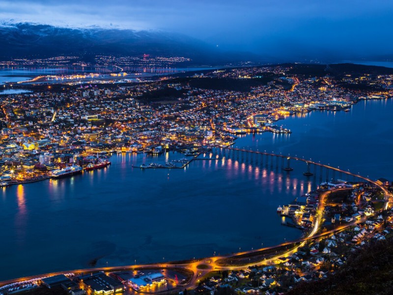 Večerně osvětlené město Tromsø.