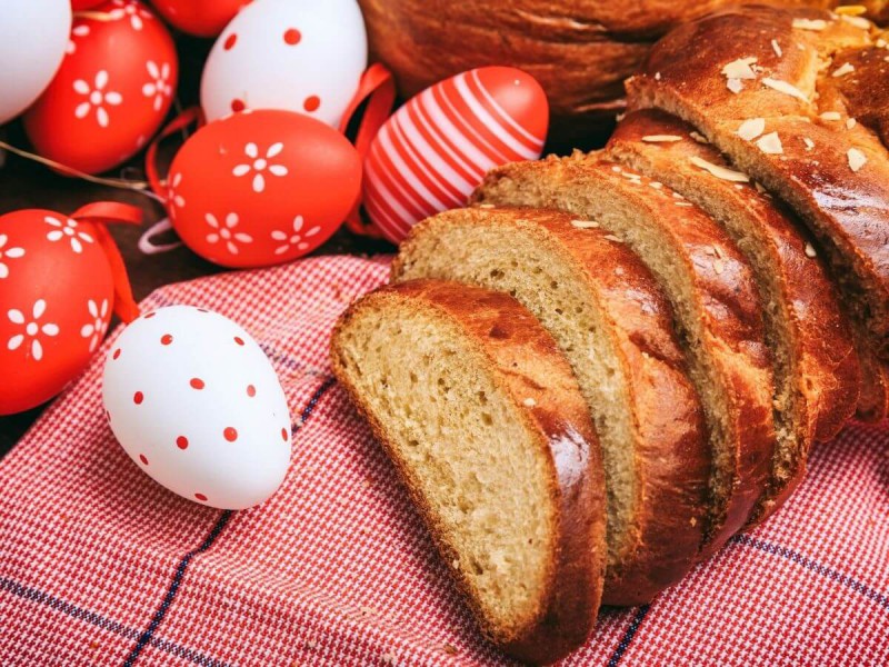 Velikonoční chléb Tsoureki a malovaná velikonoční vajíčka.