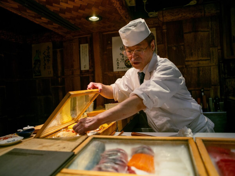 Šéfkuchař v sushi podniku v Tsukidži v Tokiu.