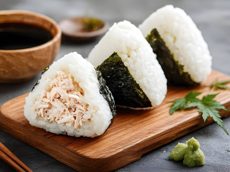 Tuna-mayo inigiri na dřevěném podnosu.