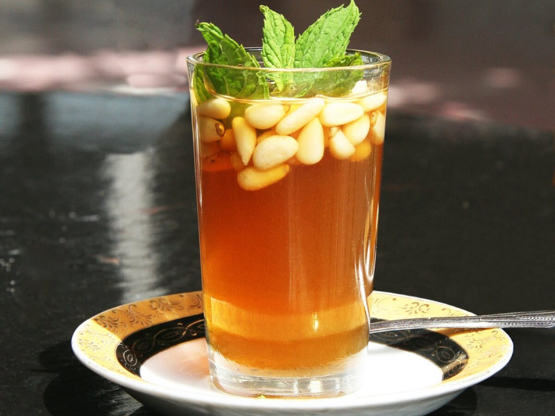 Tuniský čaj s piniovými oříšky.