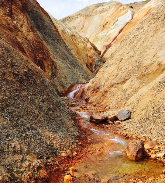 Turistika v údolích Landmannalaugar.