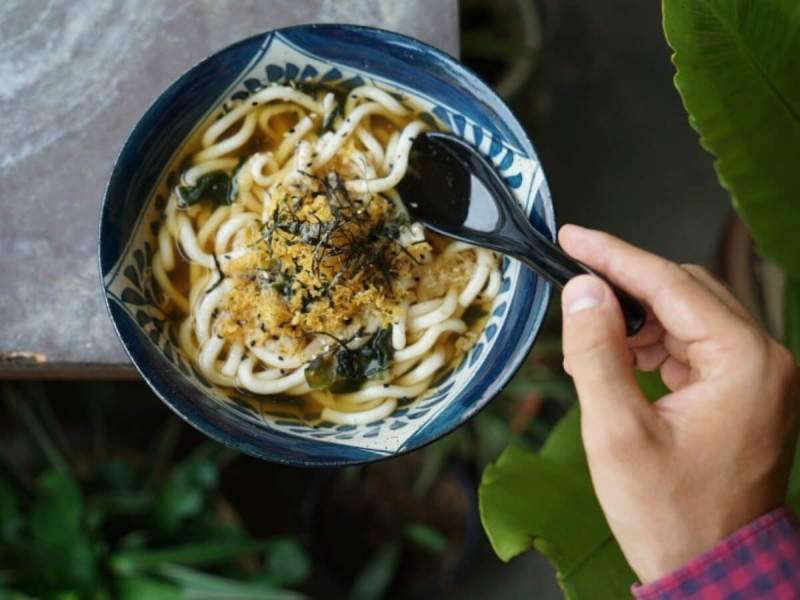 Polévka s udon nudlemi.