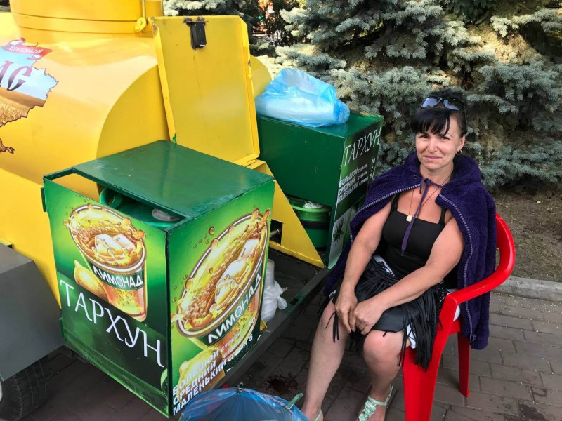 Prodavačka osvěžující limonády na Ukrajině.
