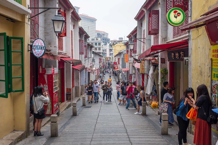 Ulička štestí v Macau.