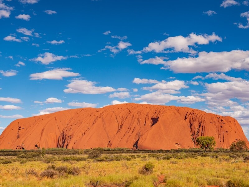 Skalnatá vyvýšenina Uluru v Austrálii.