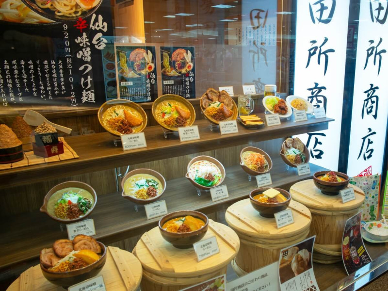 Jídlo ve výkladu japonské restaurace.