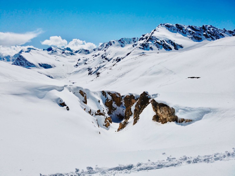 Zasněžené hory Val-d'Isère ve Francii.