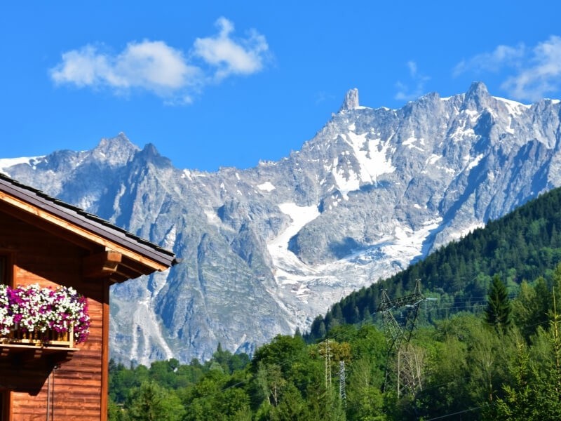 Valle d'Aosta a zasněžené hory.