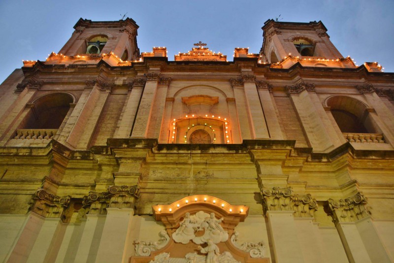 Osvětlená katedrála ve Vallettě.