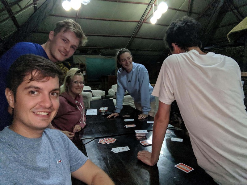 Večerní zábava dobrovolníků hraní karet
