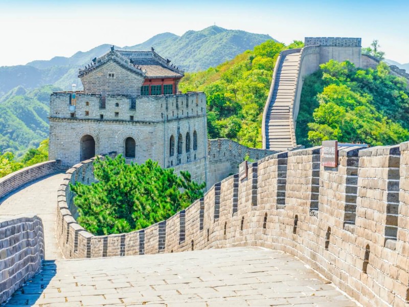Schody stoupající do kopců na Velké čínské zdi.