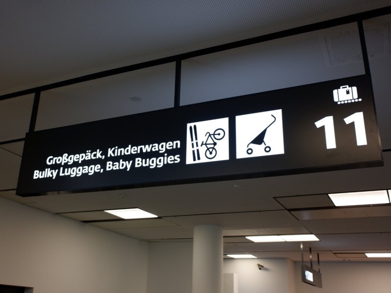 Směrová tabule na předání větších zavazadel a dětských kočárků ve Vídni.