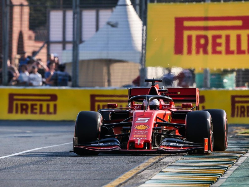 Sebastian Vettel v červené formuli Ferrari během Velké ceny Austrálie.