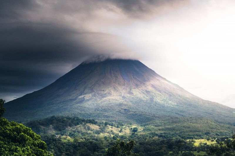 Vulkán Arenal v Kostarice.