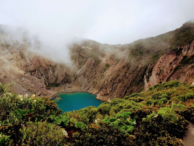 Jezero v národním parku vulkánu Irazu v Kostarice.