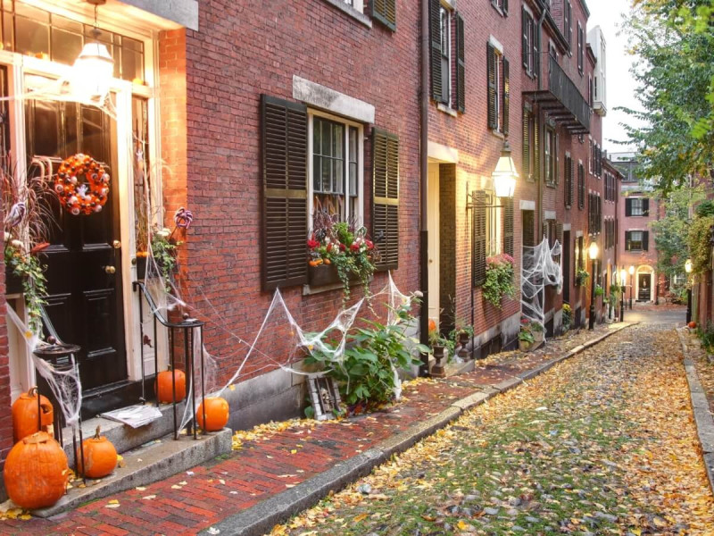 Halloweenská výzdoba v bostonské čtvrti Beacon Hill.