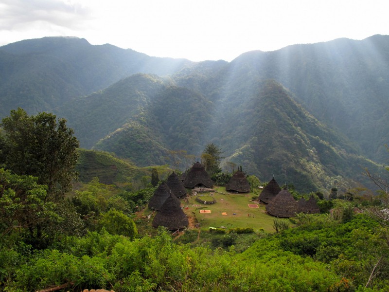 Západ slunce nad vesnicí Waerbo, Flores