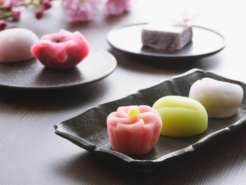 Koláčky wagashi na talířích.