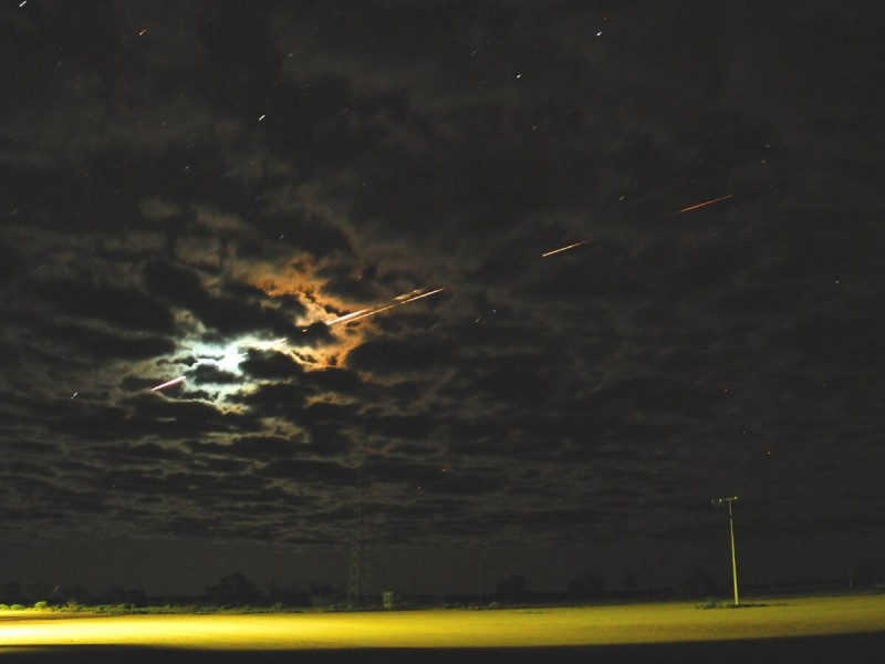 Světelný paprsek z japonské rakety Hayabusa nad testovacím územím Woomera.