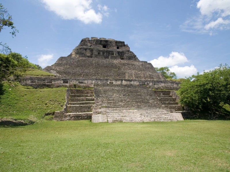 Starobylá mayská zřícenina Xunantunich v Belize.