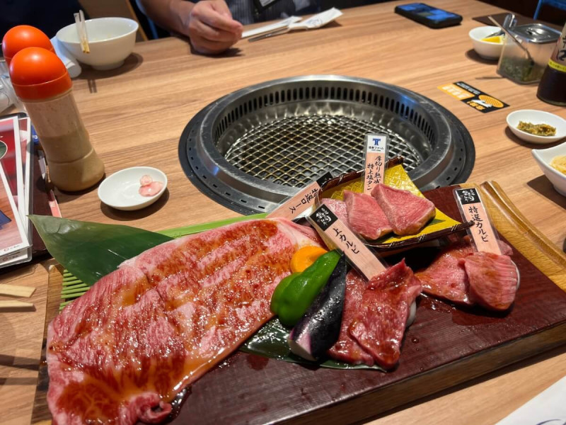 Set mramorovaného hovězího masa na japonské yakiniku u stolního grilu.