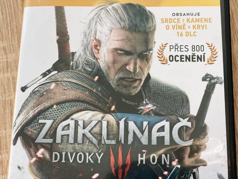Zaklínač Geralt z Rivie na obalu z počítačové hry.
