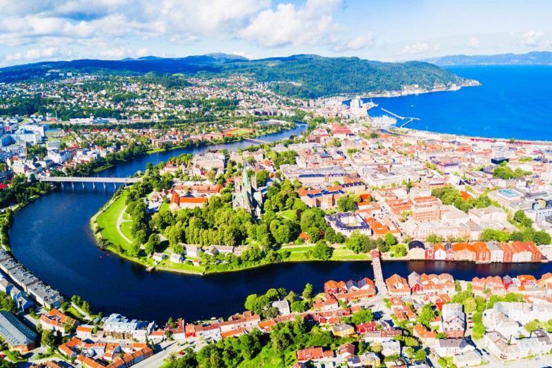 Záliv a pohoří nad Trondheimem.