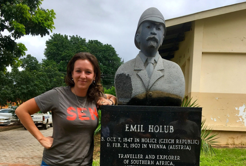 Průvodkyně CK SEN u památníku Emila Holuba ve městě Livingstone v Zambii.