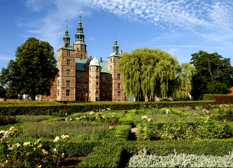 Renesanční zámeček Rosenborg v královských zahradách.