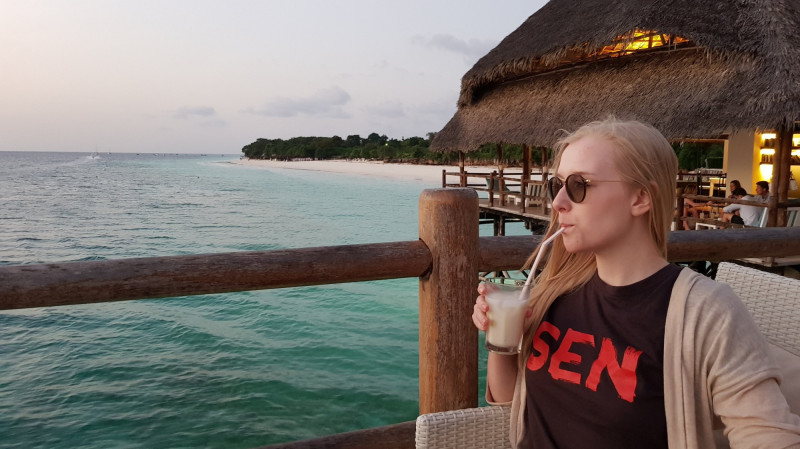 Zasloužený odpočinek na Zanzibaru s koktejlem v ruce.