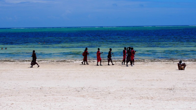 Domorodci na pláži v Zanzibaru.