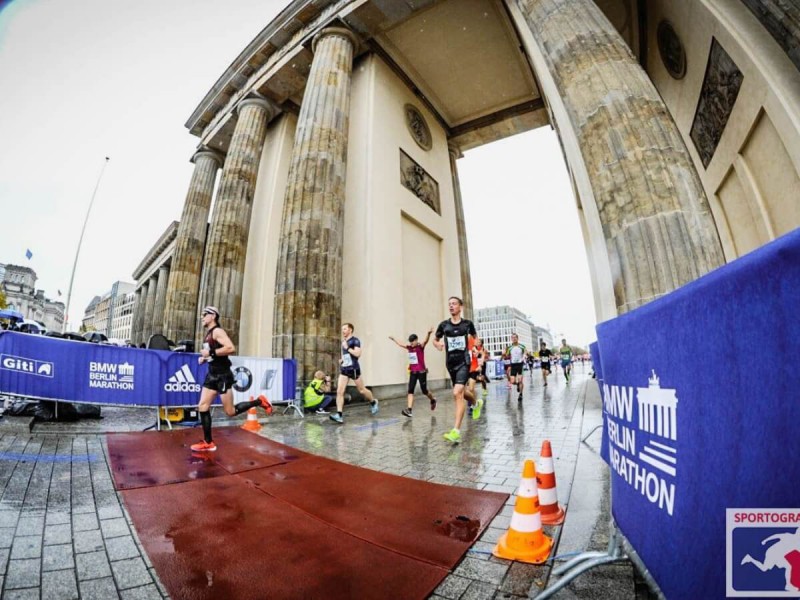 Jozef Zelizňák probíhající přes finální úsek Braniborské brány maratonu v Berlíně.