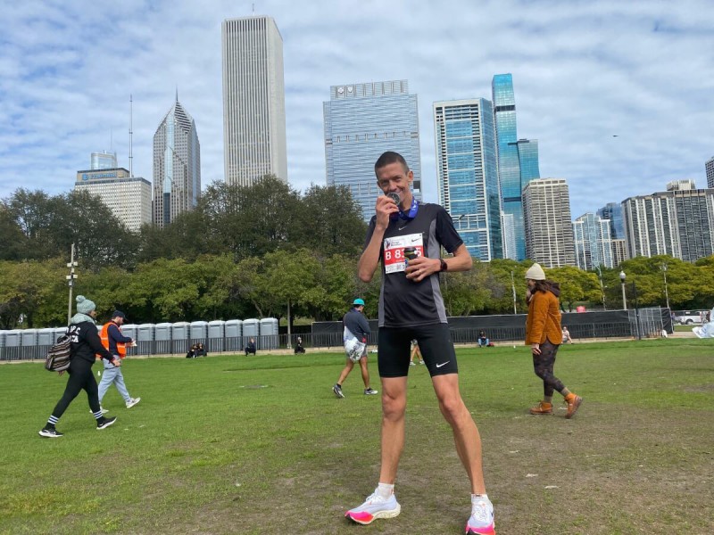 Jozef Zelizňák s medailí po ukončení maratonu v Chicagu.