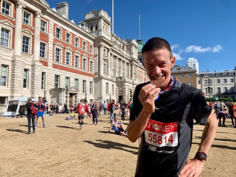 Jozef Zelizňák s medailí po ukončení londýnského maratonu.