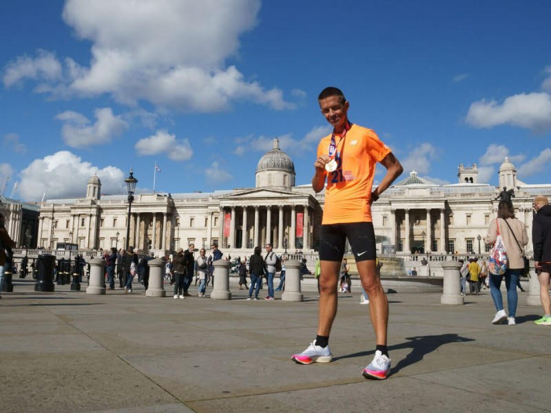 Jozef Zelizňák po ukončení maratonu v Londýně před Národní galerií.