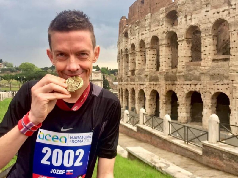 Jozef Zelizňák s medailí po ukončení maratonu v Římě před Koloseem.