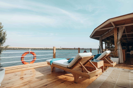 Otevřete si román Smrt na Nilu, nechte si vašim číšníkem udělat kávu či čaj a kochejte se. Všechno jídlo i nápoje během plavby jsou v ceně.