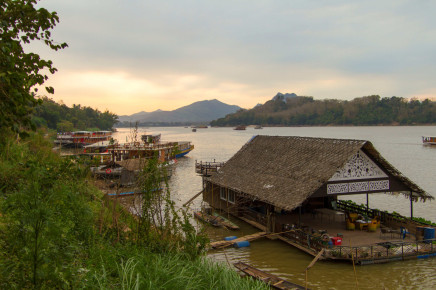 Západ slunce nad řekou Mekong. Idylka, kterou je třeba si vychutnat.