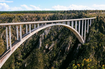 Na mostě Bloukrans se podíváme na odvážlivce, kteří se vrhnou na bungee laně do hloubky 216 metrů.