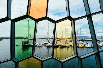 Výhled na starý přístav z budovy Harpa v Reykjavíku. Z tohoto přístavu vyplujeme i na pozorování velryb, rozhodnete-li se jít na tento fakultativní výlet.